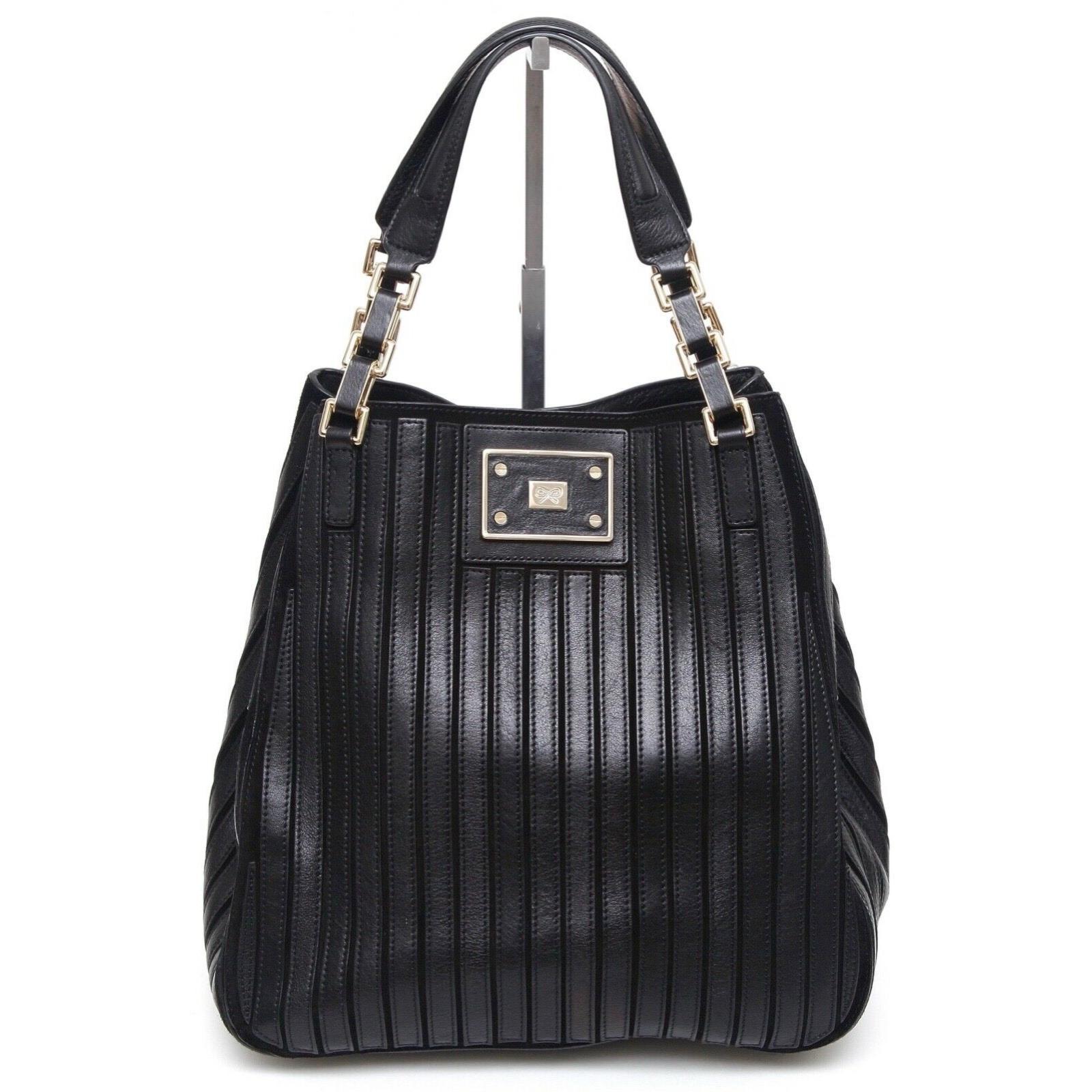 GARANTIERT AUTHENTISCH ANYA HINDMARCH SCHWARZ LEDER WILDLEDER BELVEDERE UMHÄNGETASCHE

Design/One: 
- Schwarze Lederstreifen auf schwarzem Wildledergrund.
- Zwei flache Griffe mit goldfarbenen Metall- und schwarzen Hardware-Akzenten.
- Abnehmbarer
