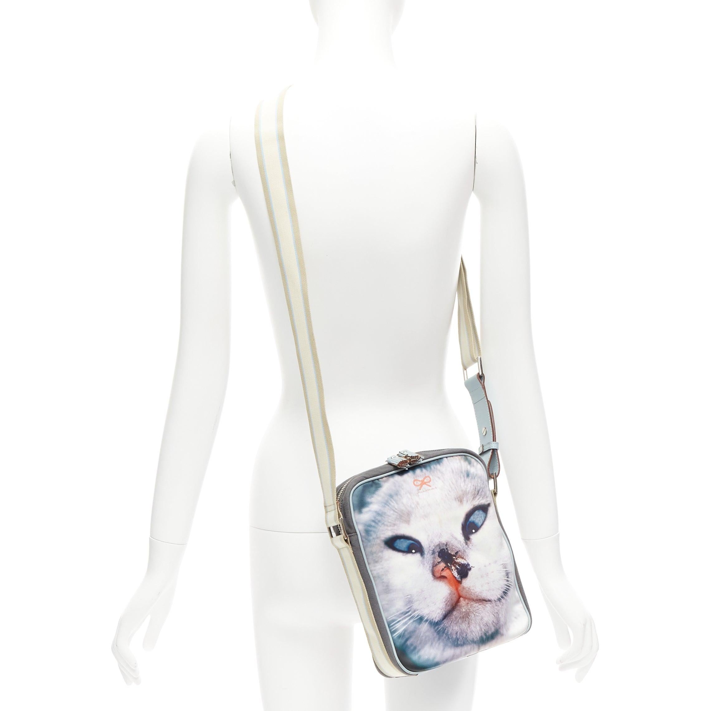 ANYA HINDMARCH blue cross eyed cat fly crossbody messenger bag
Reference: ANWU/A01073
Brand: Anya Hindmarch
Material: Fabric, Leather
Color: Blue, Multicolour
Pattern: Photographic Print
Closure: Zip
Lining: Beige Leather
Extra Details: Cat print at