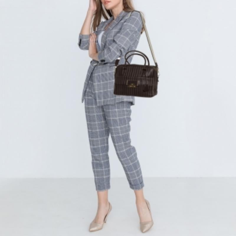 This stylish Bowling bag by Anya Hindmarch has been designed to assist you with ease and style on all days. Crafted using leather and suede, the bag has a striped exterior in brown and grey. It is complete with two handles, a shoulder strap, and a