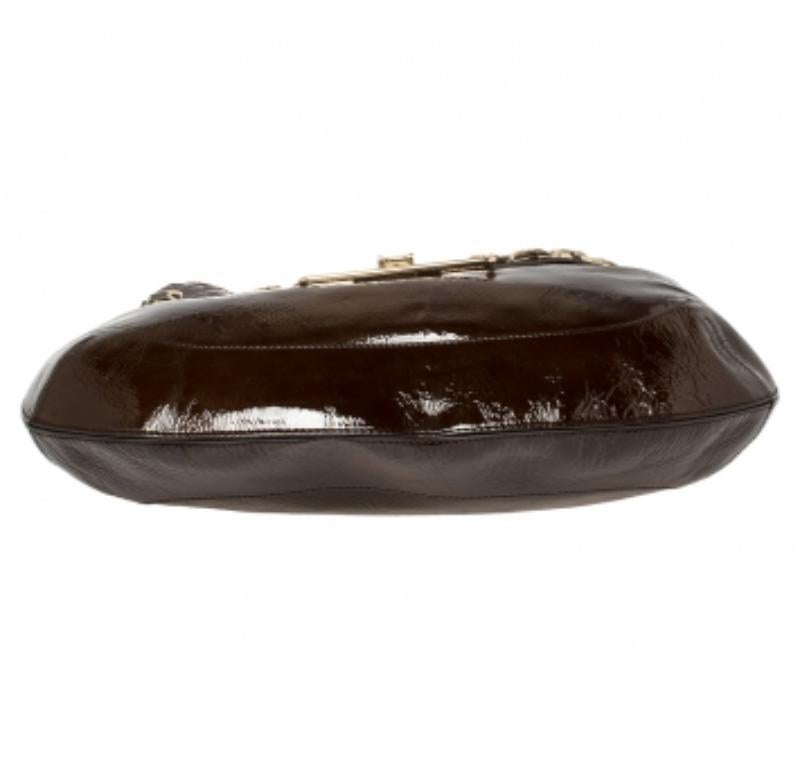 Anya Hindmarch Dunkelbraune Hobo aus Lackleder mit Nieten im Zustand „Gut“ im Angebot in Dubai, Al Qouz 2