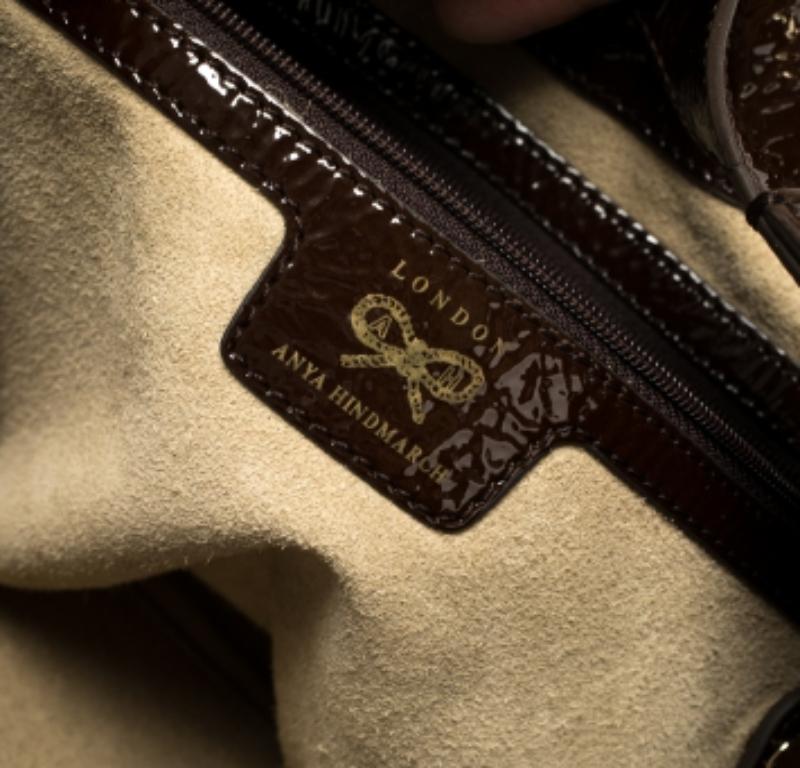 Anya Hindmarch Dunkelbraune Hobo aus Lackleder mit Nieten im Angebot 1