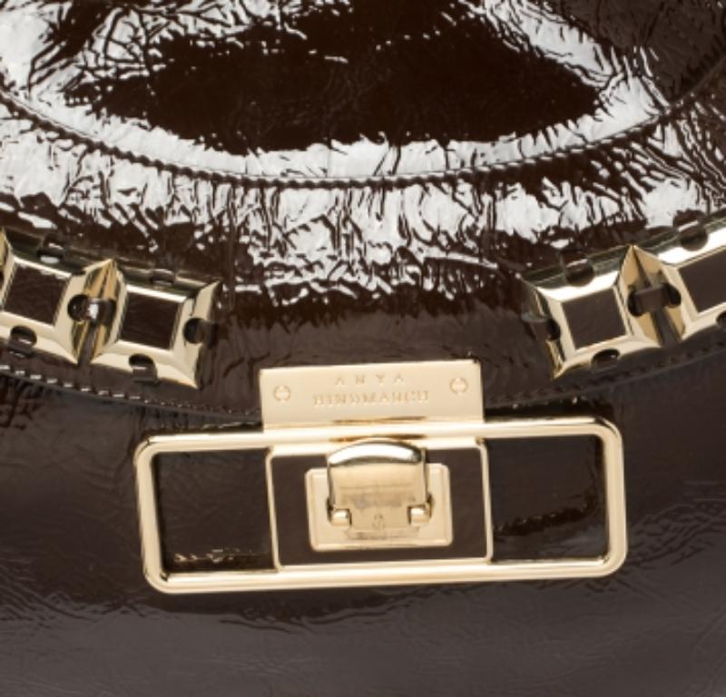 Anya Hindmarch Dunkelbraune Hobo aus Lackleder mit Nieten im Angebot 2