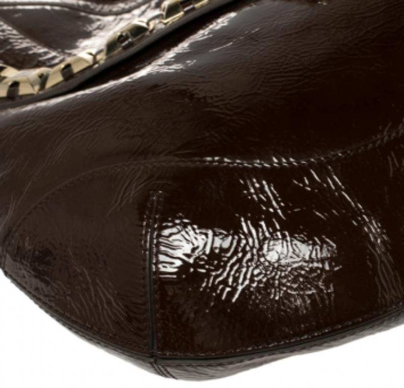 Anya Hindmarch Dunkelbraune Hobo aus Lackleder mit Nieten im Angebot 4