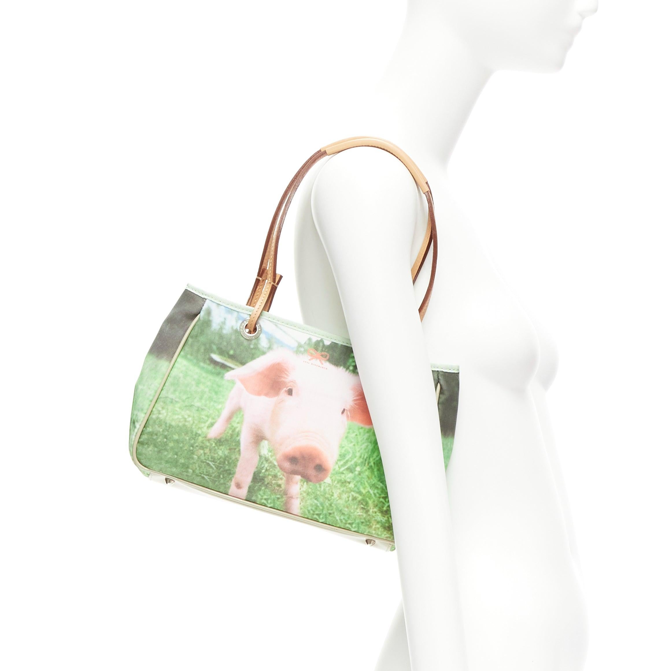 ANYA HINDMARCH green pink Piglet print leather handle small tote bag
Reference: ANWU/A01074
Brand: Anya Hindmarch
Material: Fabric, Leather
Color: Green, Brown
Pattern: Photographic Print
Closure: Snap Buttons
Lining: Beige Fabric
Made in: