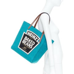 ANYA HINDMARCH: Bolso tote pequeño de fieltro reciclado color verde azulado con el estampado «Heinz Baked Beans» y la parte superior abierta