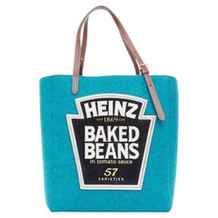 ANYA HINDMARCH: Bolso tote pequeño de fieltro reciclado color verde azulado con el estampado «Heinz Baked Beans» y la parte superior abierta