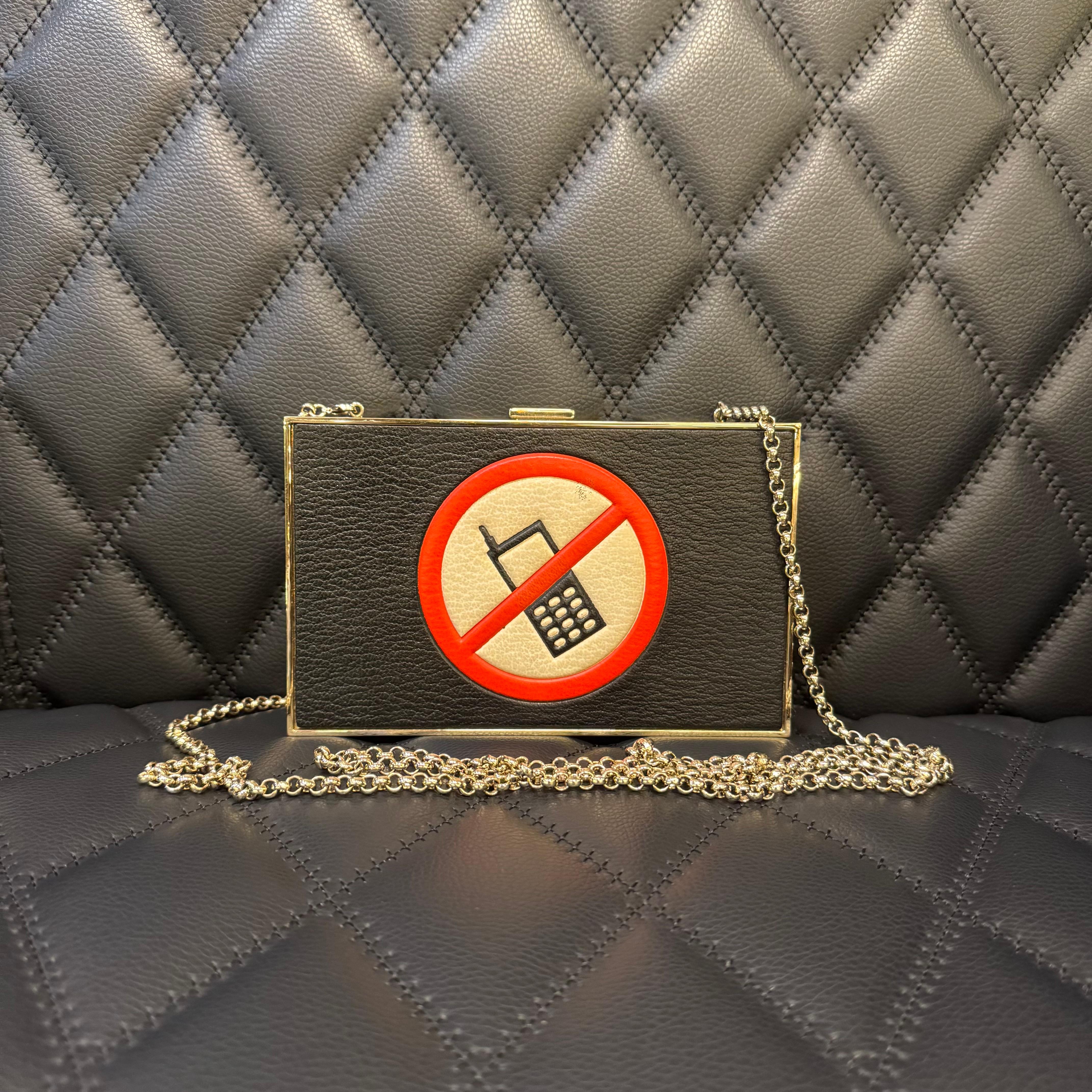 Sac fantaisie de Anya Hindmarch. En bon état, avec de légères éraflures sur la surface du cuir. Mais pas trop visible. Légères éraflures sur la quincaillerie. La chaîne peut être utilisée pour porter le sac en bandoulière. Livré en l'état.