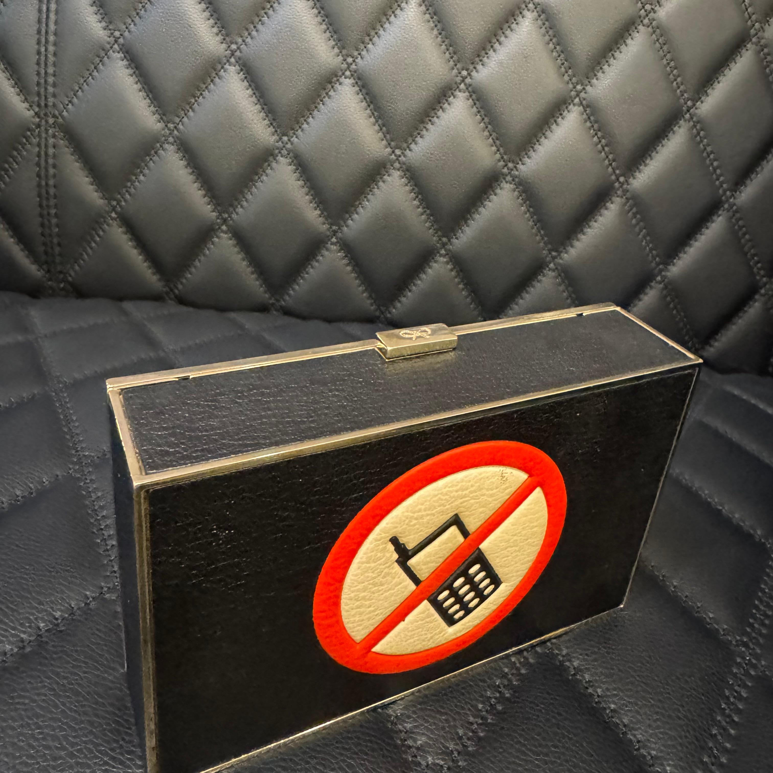 Anya Hindmarch - Pochette de soirée en cuir sans chaîne pour téléphone portable Bon état - En vente à Jakarta, Daerah Khusus Ibukota Jakarta