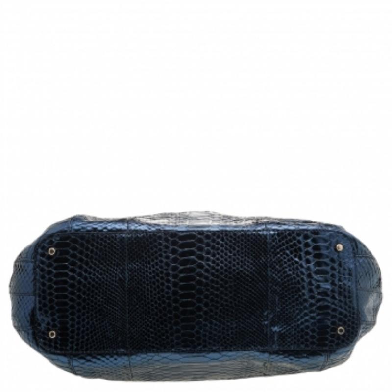 Anya Hindmarch Fourre-tout Hector en python bleu métallisé Bon état - En vente à Dubai, Al Qouz 2