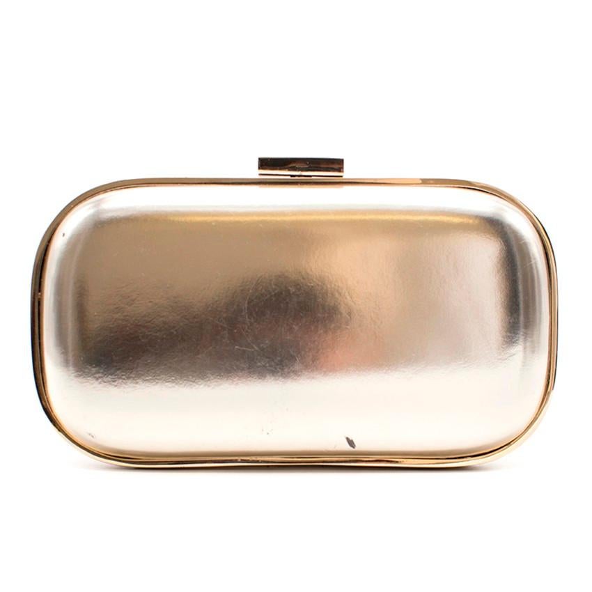 Anya Hindmarch Gold Clutch

-Gold toned clutch 
-Clasp embossed with bow
-One main interior pocket with card slot

Please note, these items are pre-owned and may show signs of being stored even when unworn and unused. This is reflected within the