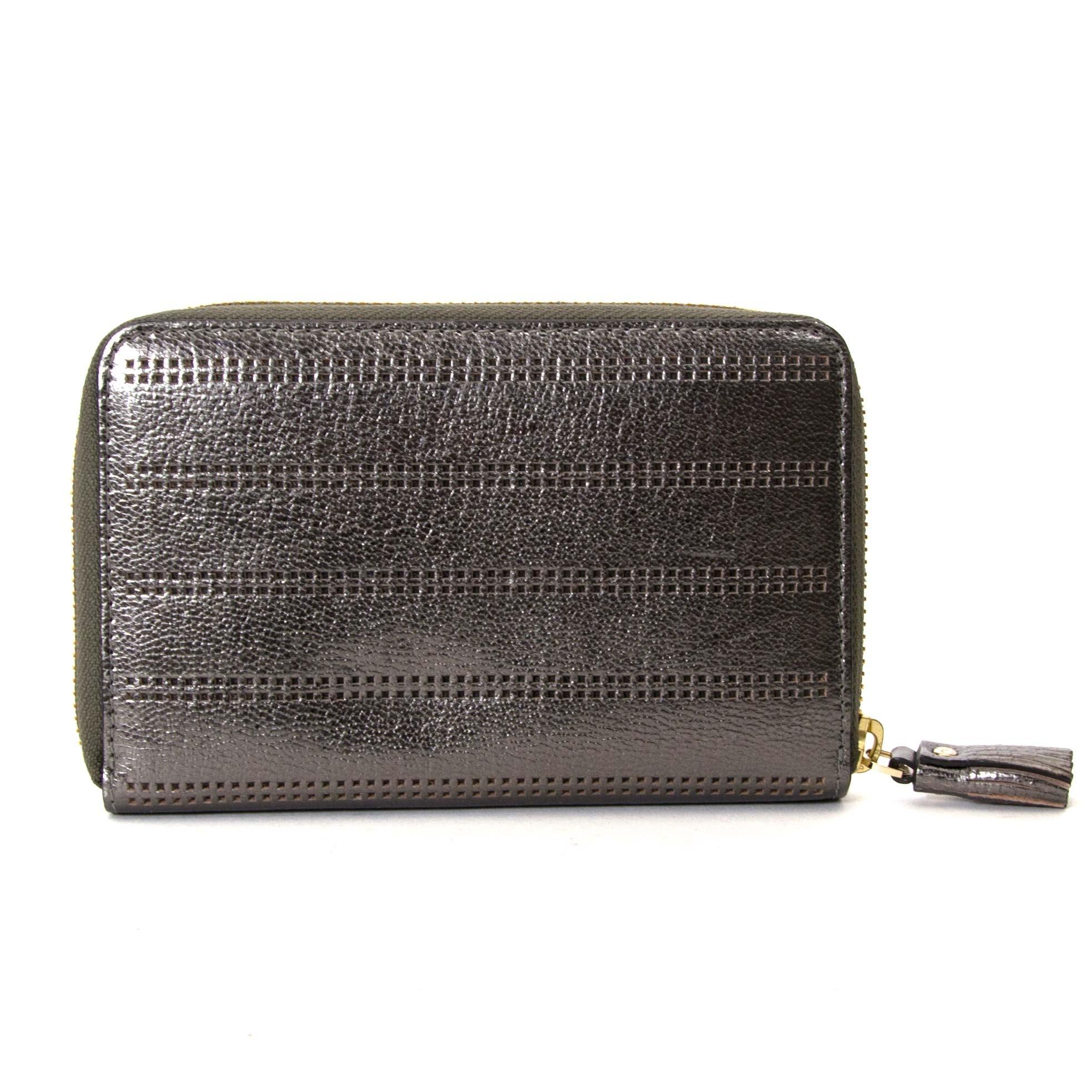 Very good condition

Anya Hindmarch Metallic Wallet

This compact yet stylish wallet comes in a shiny metallic color. The zip-around style keeps your bills, coins and cards stored away safely.

The interior holds space for different cards and has a