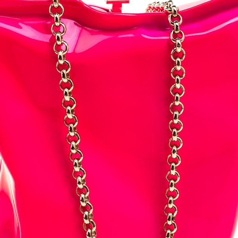 Anya Hindmarch Neon Pink Metallic Crisp Packet Clutch In New Condition In Dubai, Al Qouz 2
