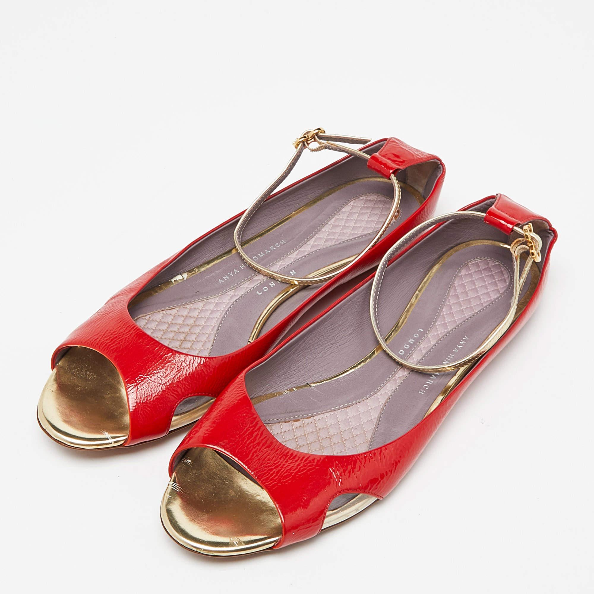Mélange parfait de style luxueux et de confort, ces chaussures plates de créateur sont fabriquées à partir de matériaux de qualité et encadrent vos pieds de la manière la plus raffinée qui soit. Ils peuvent être associés à une multitude de tenues de