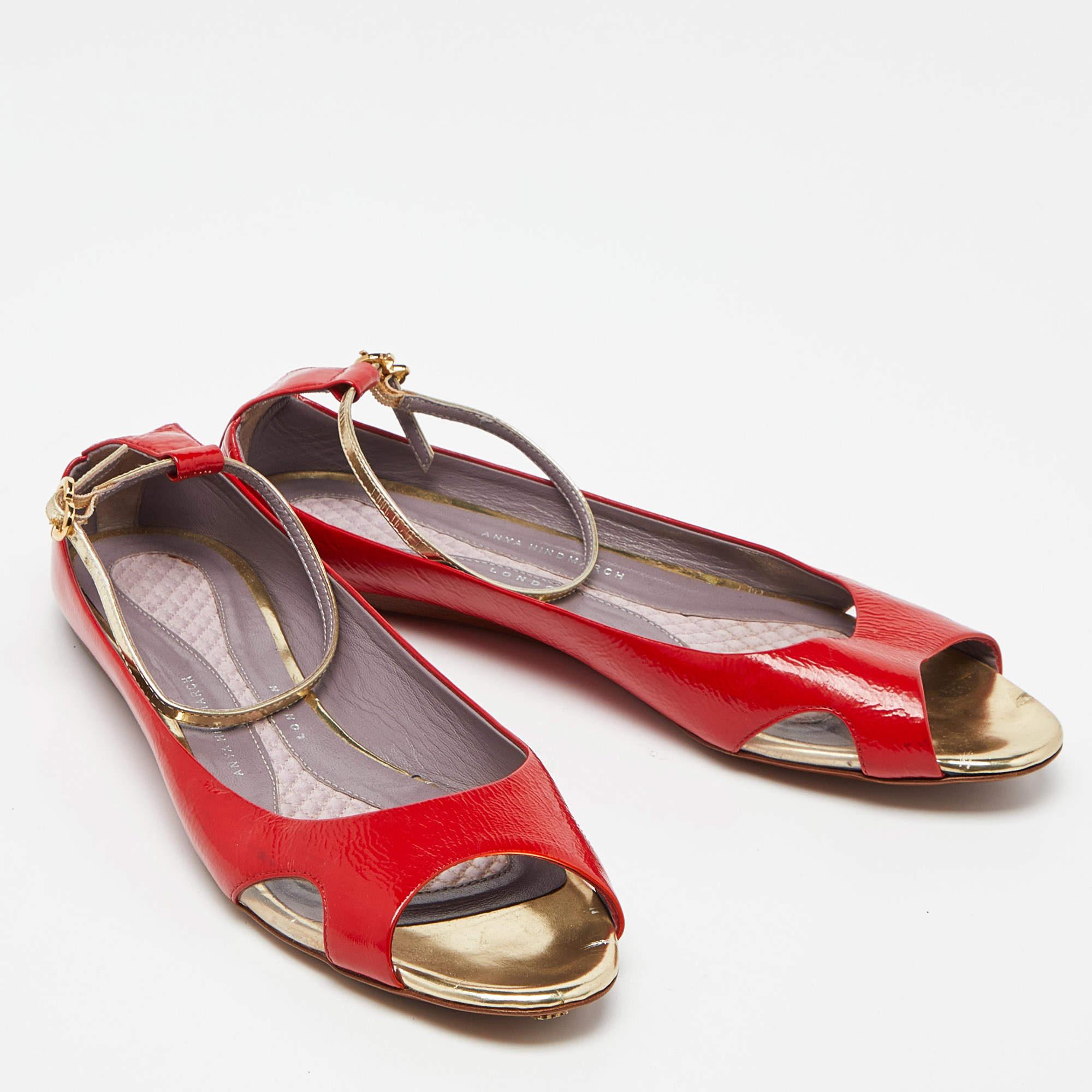 Anya Hindmarch - Chaussures plates à bout ouvert en cuir verni rouge, taille 39 Bon état - En vente à Dubai, Al Qouz 2