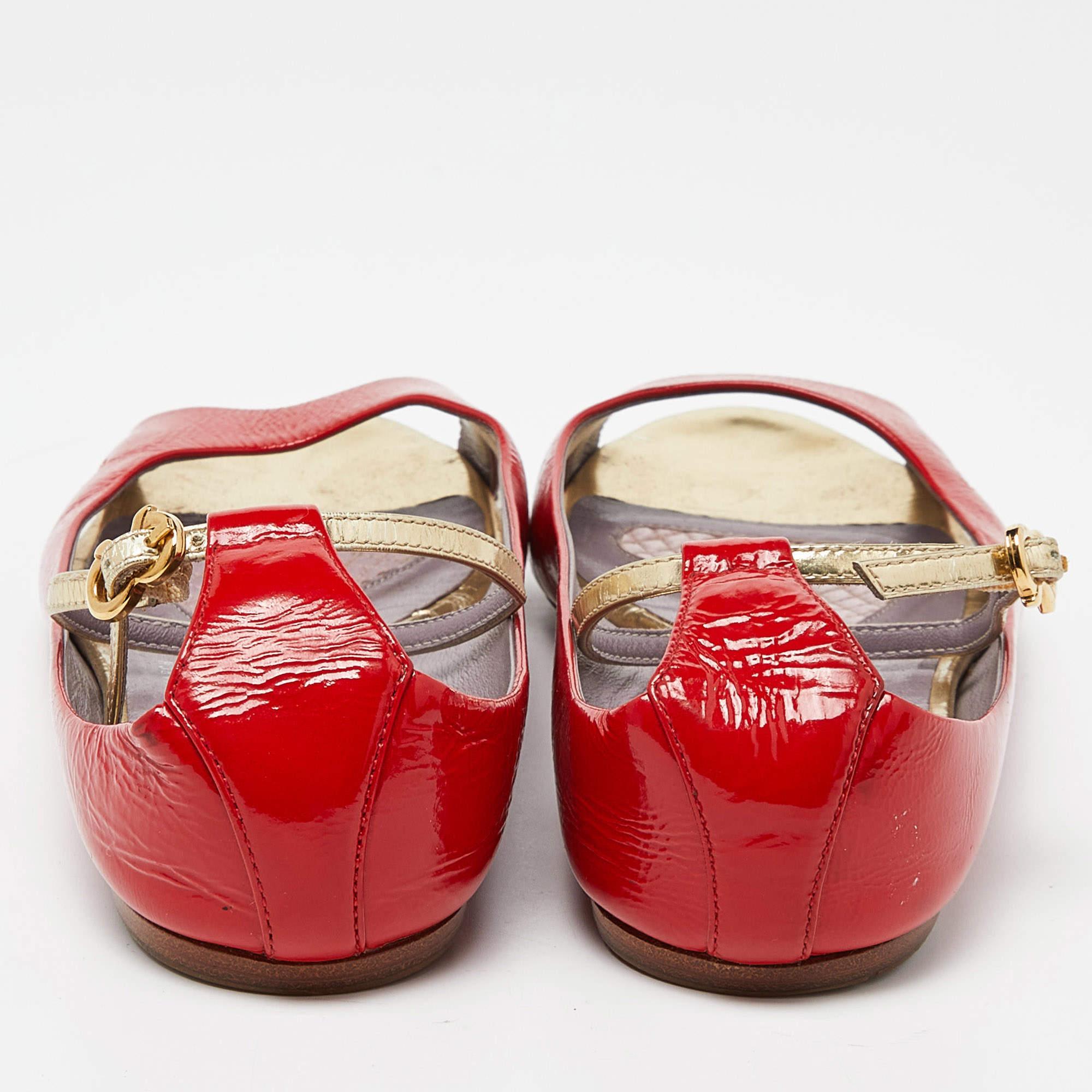 Anya Hindmarch - Chaussures plates à bout ouvert en cuir verni rouge, taille 39 Pour femmes en vente
