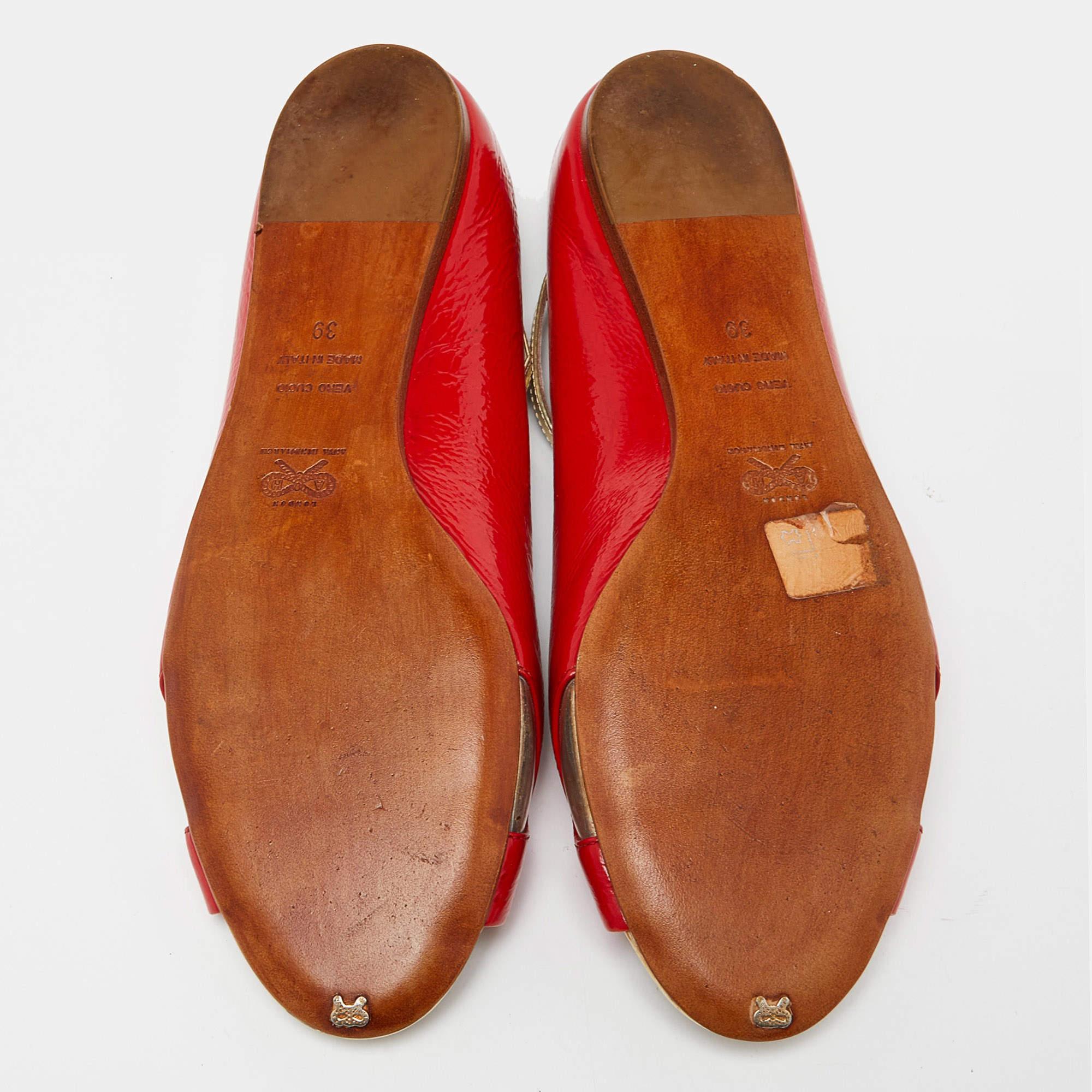 Anya Hindmarch - Chaussures plates à bout ouvert en cuir verni rouge, taille 39 en vente 1