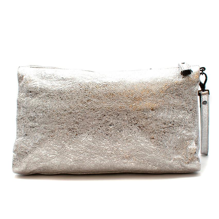 Anya Hindmarch Silver Crinkle Leather Scrooge Day Clutch

-Luxurious soft leather 
-Gorgeous silver crawled effect 
-Beautiful glitter bow details
-Zip fastening to the top 
-Leather tassel handle to the zip 
-Detachable leather wrist strap
-Phone