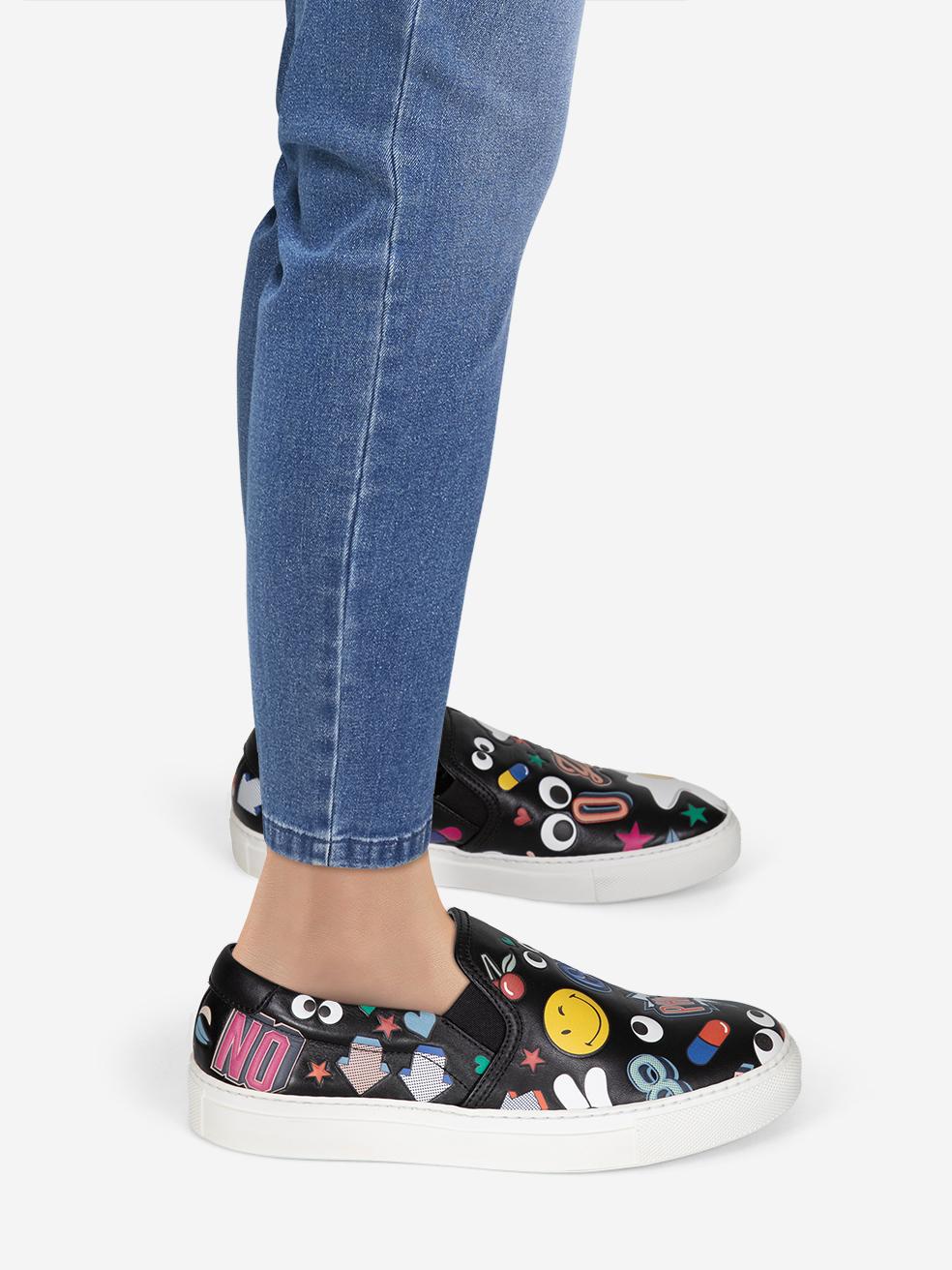 L'ÉTAT est très bon. L'usure des baskets est minime. Usure minimale sur le bord de la semelle gauche où des marques sont visibles sur cet article de revente de designer Anya Hindmarch d'occasion. Cette paire de chaussures est livrée dans son sac à