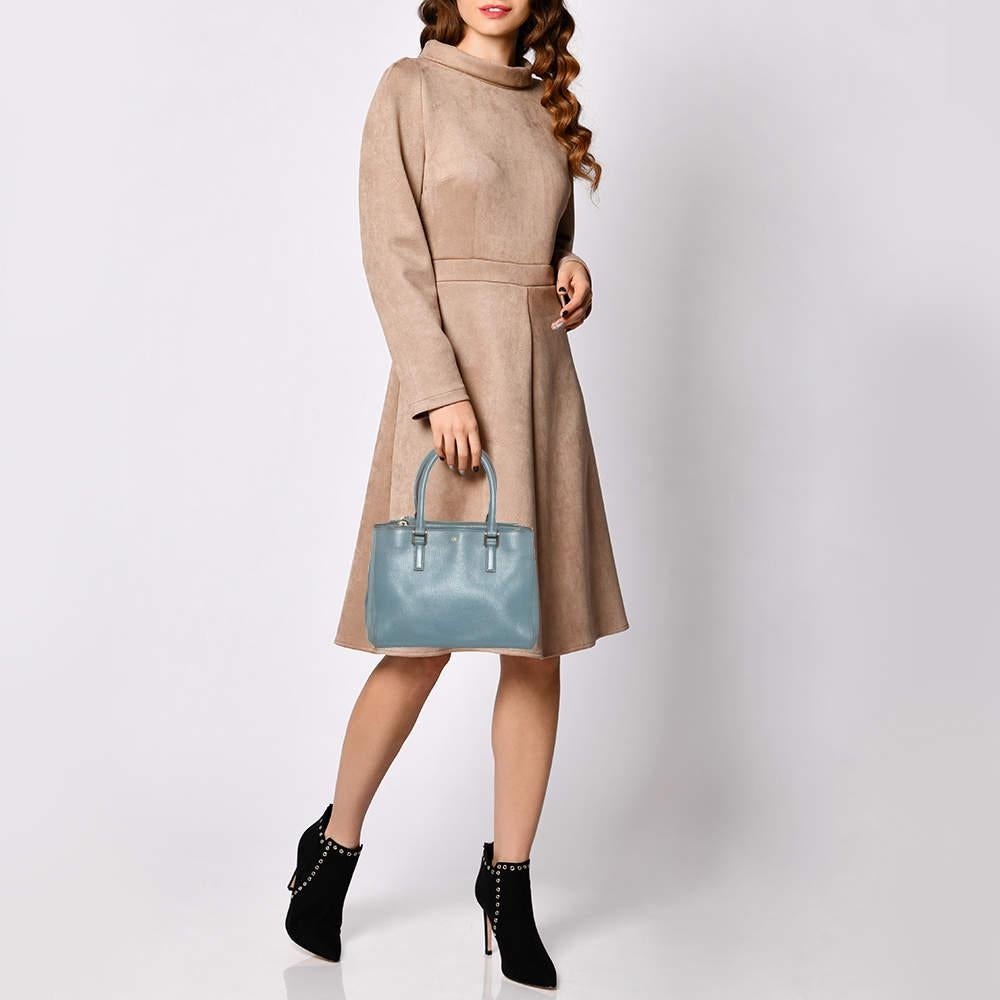 Este bolso tote de Anya Hindmarch es a la vez funcional y elegante. Desde su diseño hasta su estructura, el bolso de piel destila encanto y alta costura. Presenta dos asas para que la balancees y un espacioso interior de tela para guardar todos tus