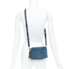 ANYA HINDMARCH „The Stack“ – Kameraschultertasche mit „Heart Link“-Riemen aus blauem Wildleder