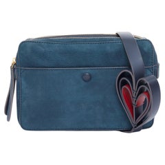 ANYA HINDMARCH „The Stack“ – Kameraschultertasche mit „Heart Link“-Riemen aus blauem Wildleder
