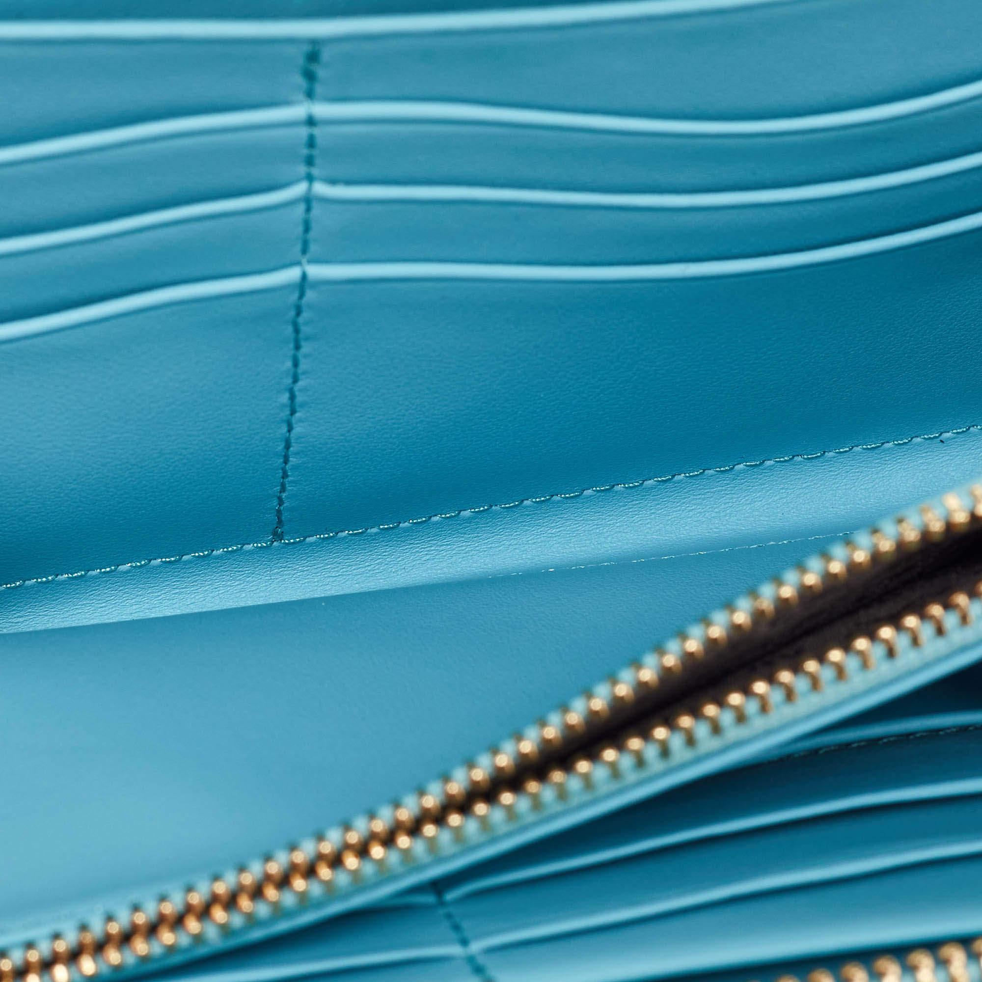 Anya Hindmarch aporta un toque divertido a un básico cotidiano con los simpáticos detalles de pitufos de esta cartera. Es de piel y se cierra con una cremallera dorada.