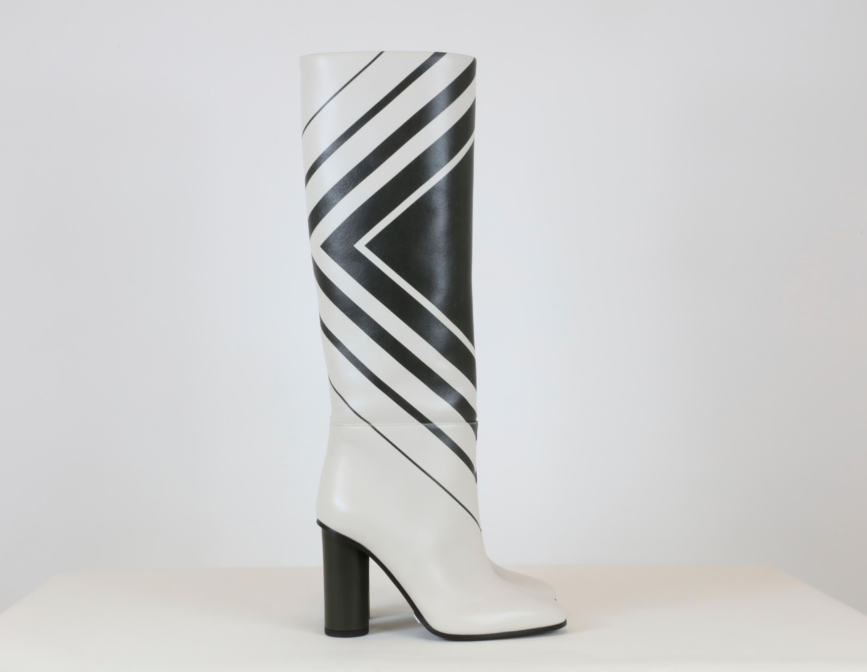 Anya Hindmarch White Boots
Size 6
Near Perfect Condition