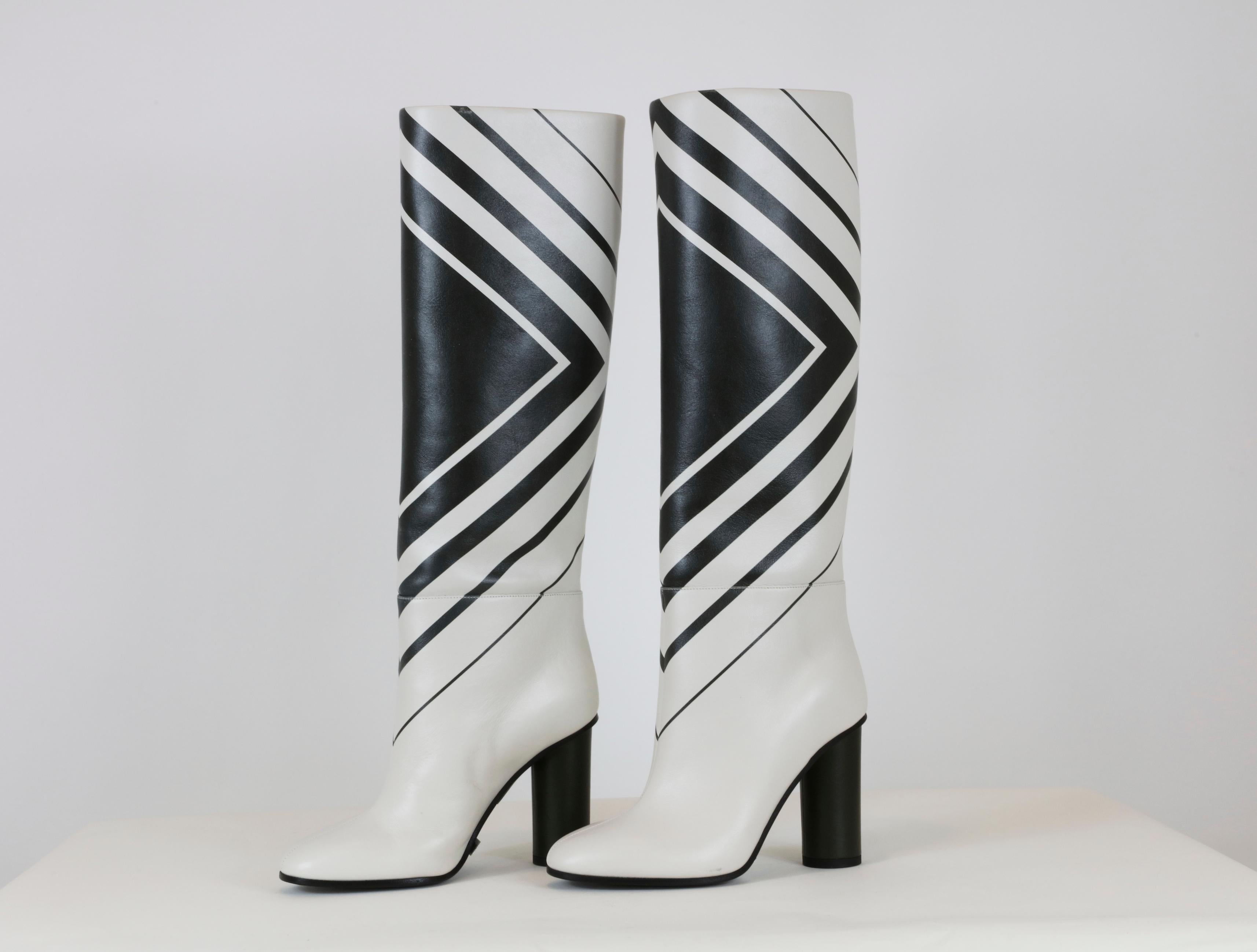 Anya Hindmarch White Boots In Excellent Condition In Bridgehampton, NY