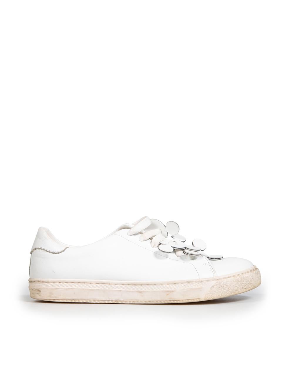 L'ÉTAT est bon. L'usure générale des chaussures de sport est évidente. Décoloration générale des deux chaussures, en particulier sur l'avant, les semelles et les lacets. Petites abrasions sur l'avant de la chaussure gauche, le côté gauche de la