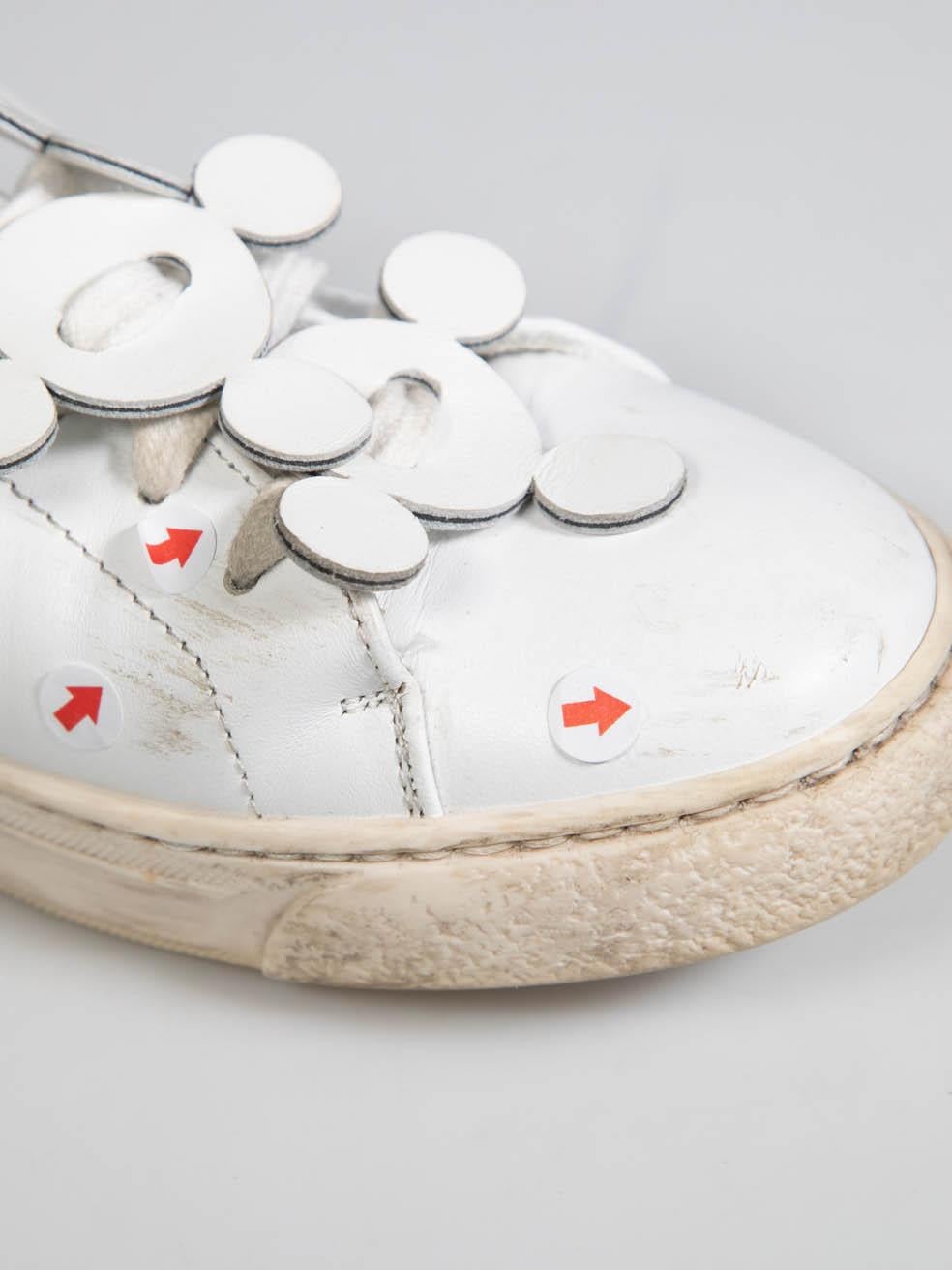 Baskets Anya Hindmarch en cuir blanc à motif découpé au laser, taille IT 36 en vente 2