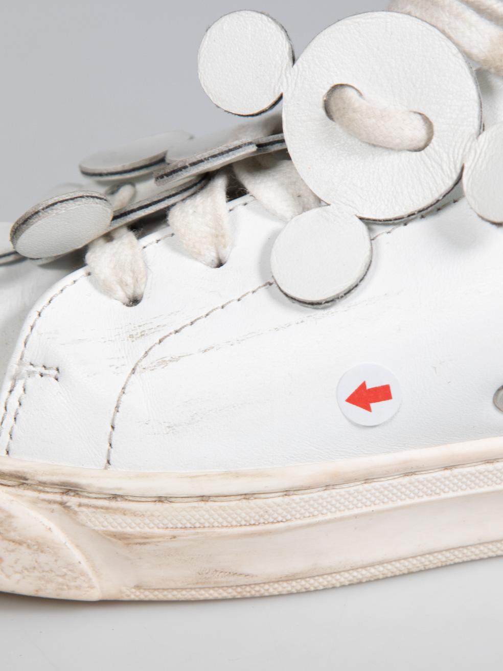 Baskets Anya Hindmarch en cuir blanc à motif découpé au laser, taille IT 36 en vente 4