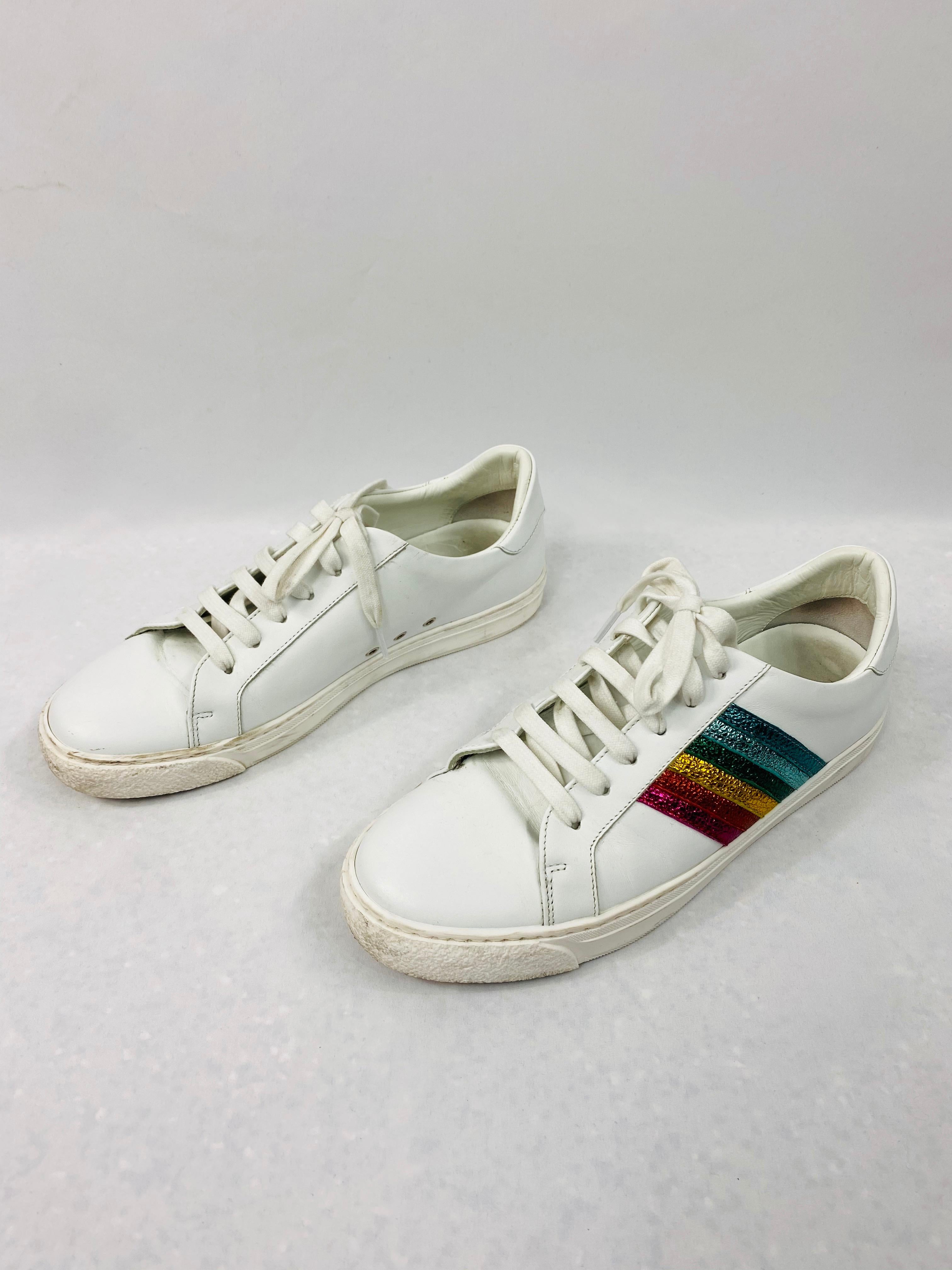 Product details:

Featuring white leather and diagonal striped rainbow metallic leather detail on the sides, white lace up.
