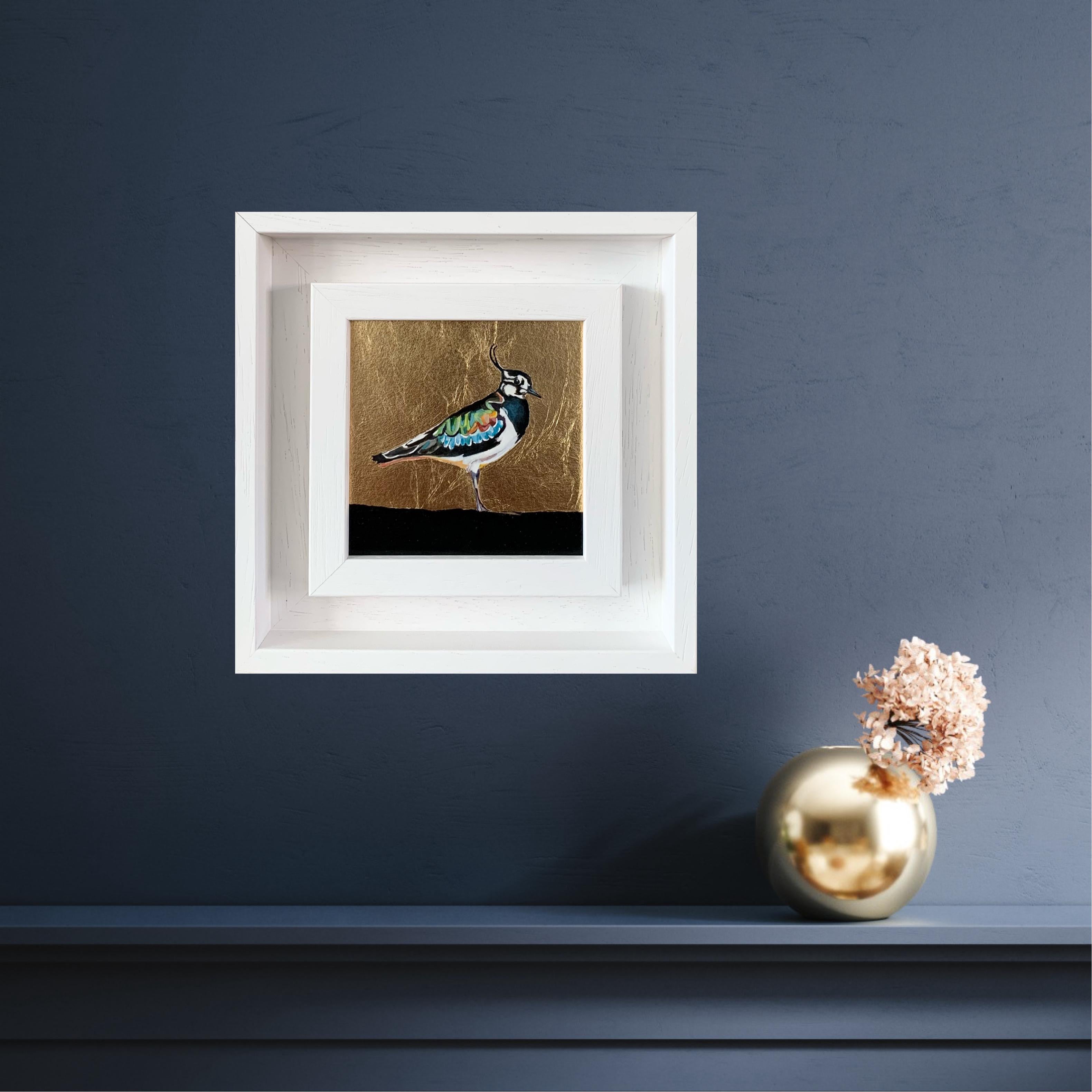 Nouvelle série - en plein dans le mille avec nos beaux oiseaux côtiers. Nous avons la chance d'avoir une grande variété d'oiseaux côtiers et les vanneaux sont nos préférés ! Lappy the Lapwing est une peinture originale en techniques mixtes et dorée.