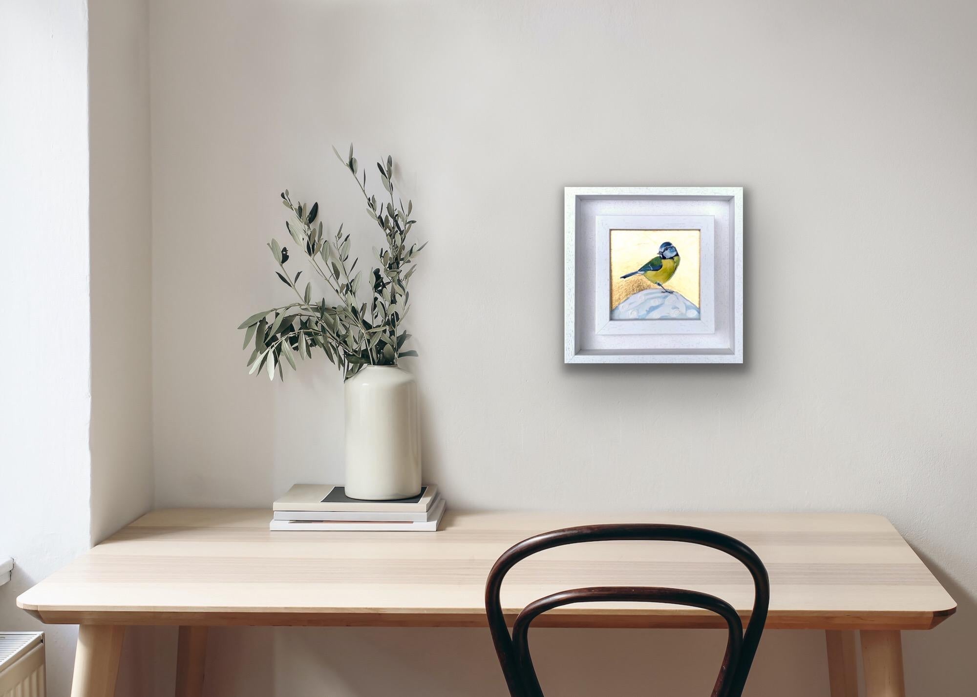 Little Blue Tit 4, Over The Moon, Pájaros, Arte animal, Naturaleza, Pan de oro, Metálico - Mixed Media Art Contemporáneo de Anya Simmons
