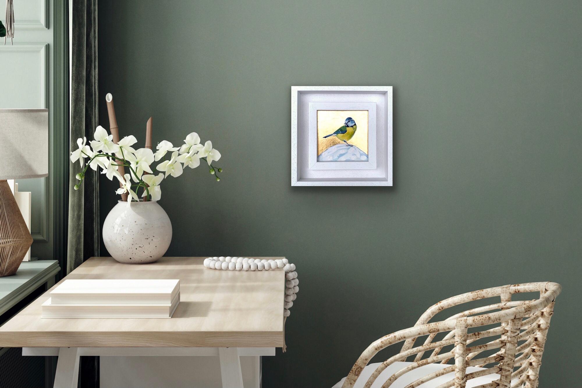 Little Blue Tit 4, Over The Moon, Pájaros, Arte animal, Naturaleza, Pan de oro, Metálico en venta 6