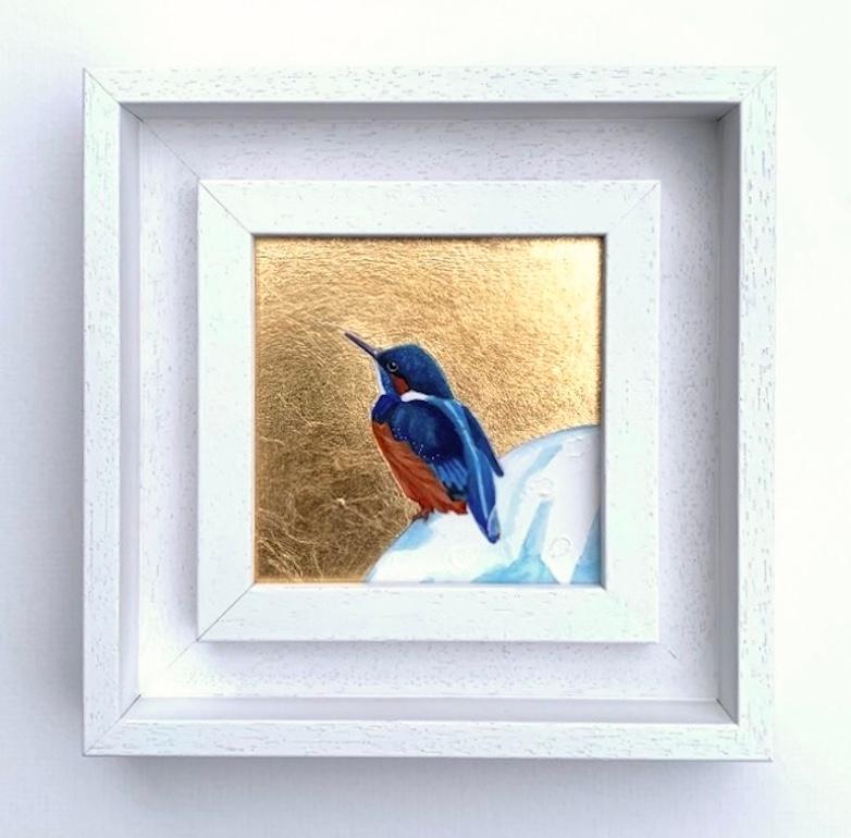 Piccolo Kingfisher, Sopra la luna, Uccelli, Arte animale, Nature, Foglia d'oro, Metallico - Painting Contemporaneo di Anya Simmons