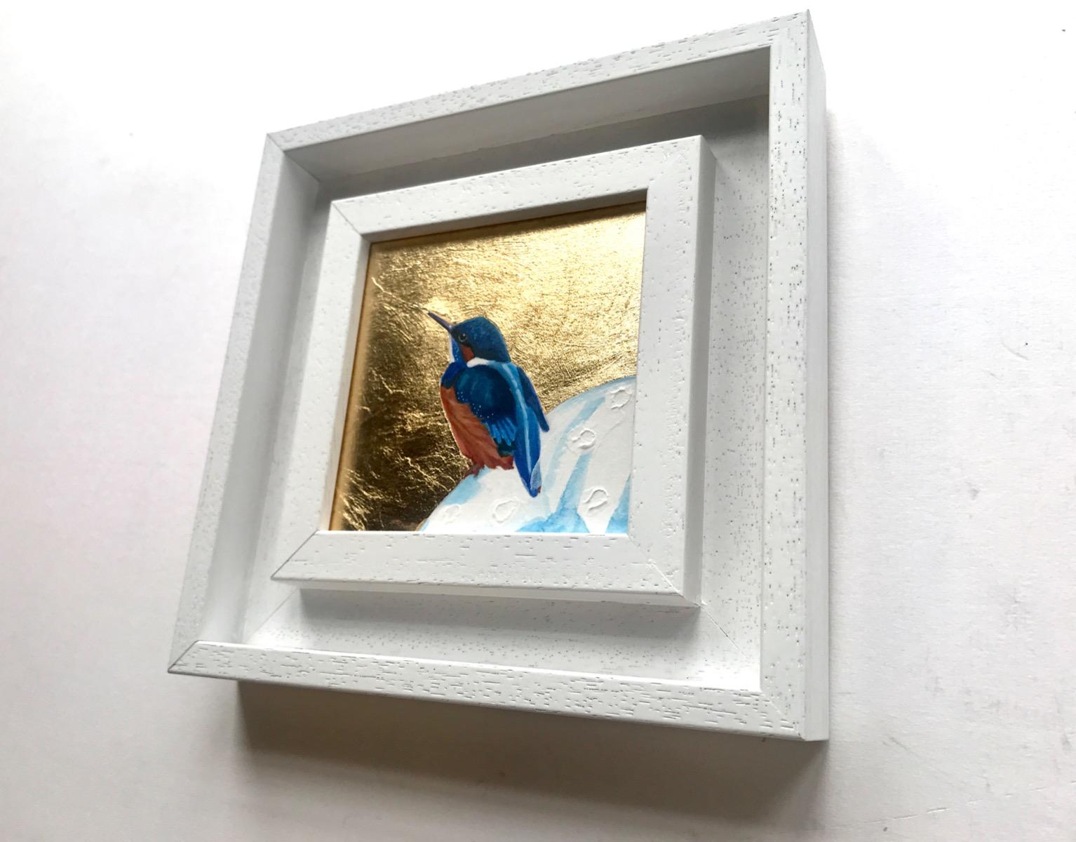 Piccolo Kingfisher, Sopra la luna, Uccelli, Arte animale, Nature, Foglia d'oro, Metallico - Animal Painting Oro di Anya Simmons