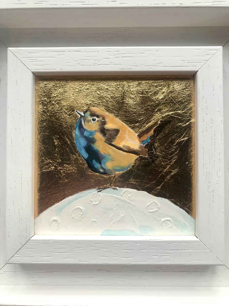 Little Wren 3, Over, Over The Moon, Pájaros, Arte animal, Naturaleza, Pan de oro - Mixed Media Art Contemporáneo de Anya Simmons