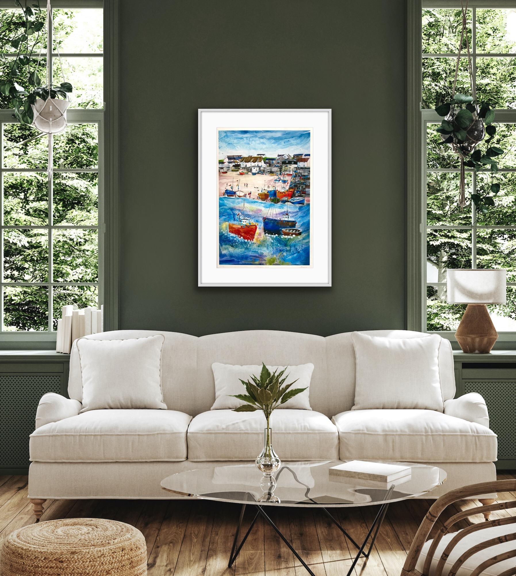 Sennen Cove, Cornwall, montierter Giclée-Druck, Küste, Strand, Boote, Sonne – Print von Anya Simmons