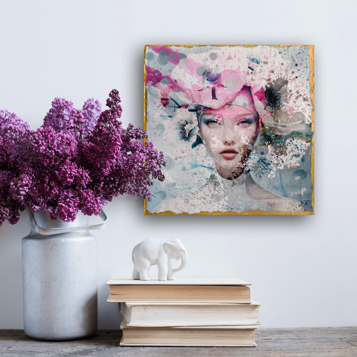 Romantique, jolie et pourtant futuriste, cette œuvre d'art capture l'essence de la vie.  notre époque, un véritable mélange de médiums et de styles.    Œuvres d'art originales et mixtes créées à l'aide de peinture, de montage de photos numériques et