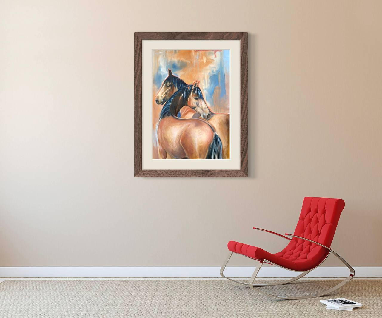 Este cuadro representa a dos caballos en una tierna interacción. Sus figuras están dispuestas con gracia sobre un fondo cálido y abstracto, creando una atmósfera acogedora y armoniosa. Los colores van del marrón dorado y el rosa suave en el cuerpo