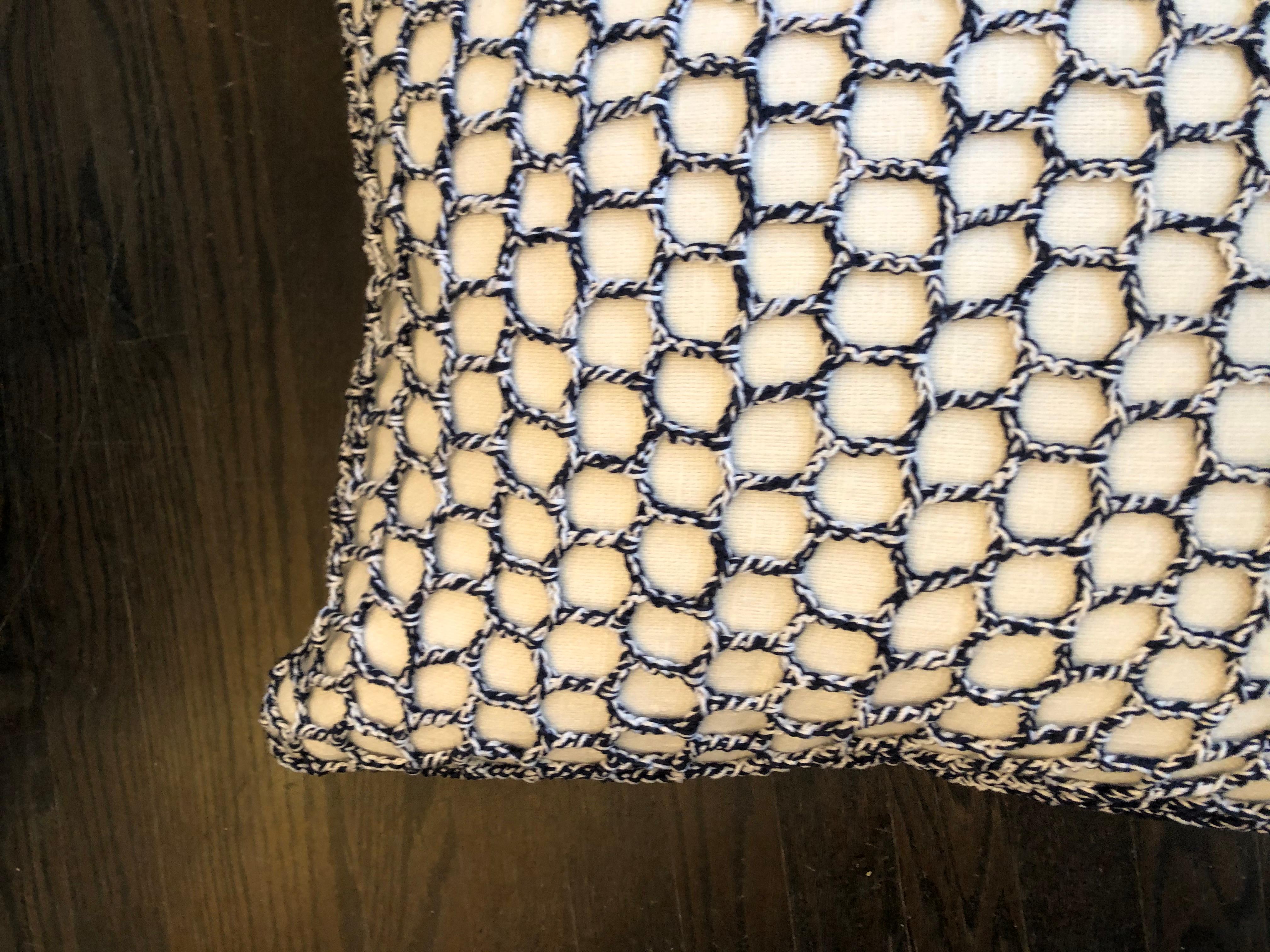 Italiano Cuscino in lana bianco e blu navy 