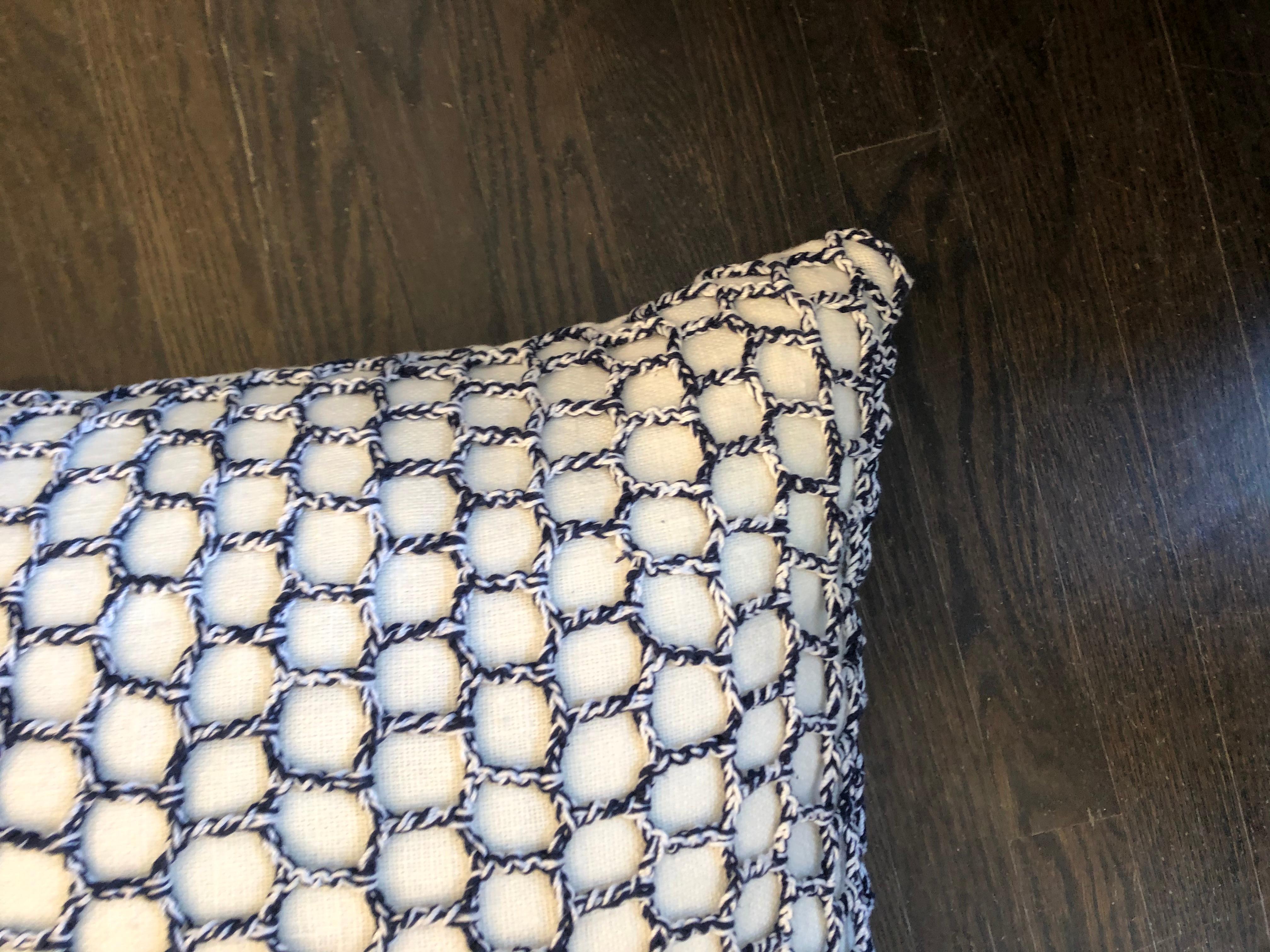 Cuscino in lana bianco e blu navy 