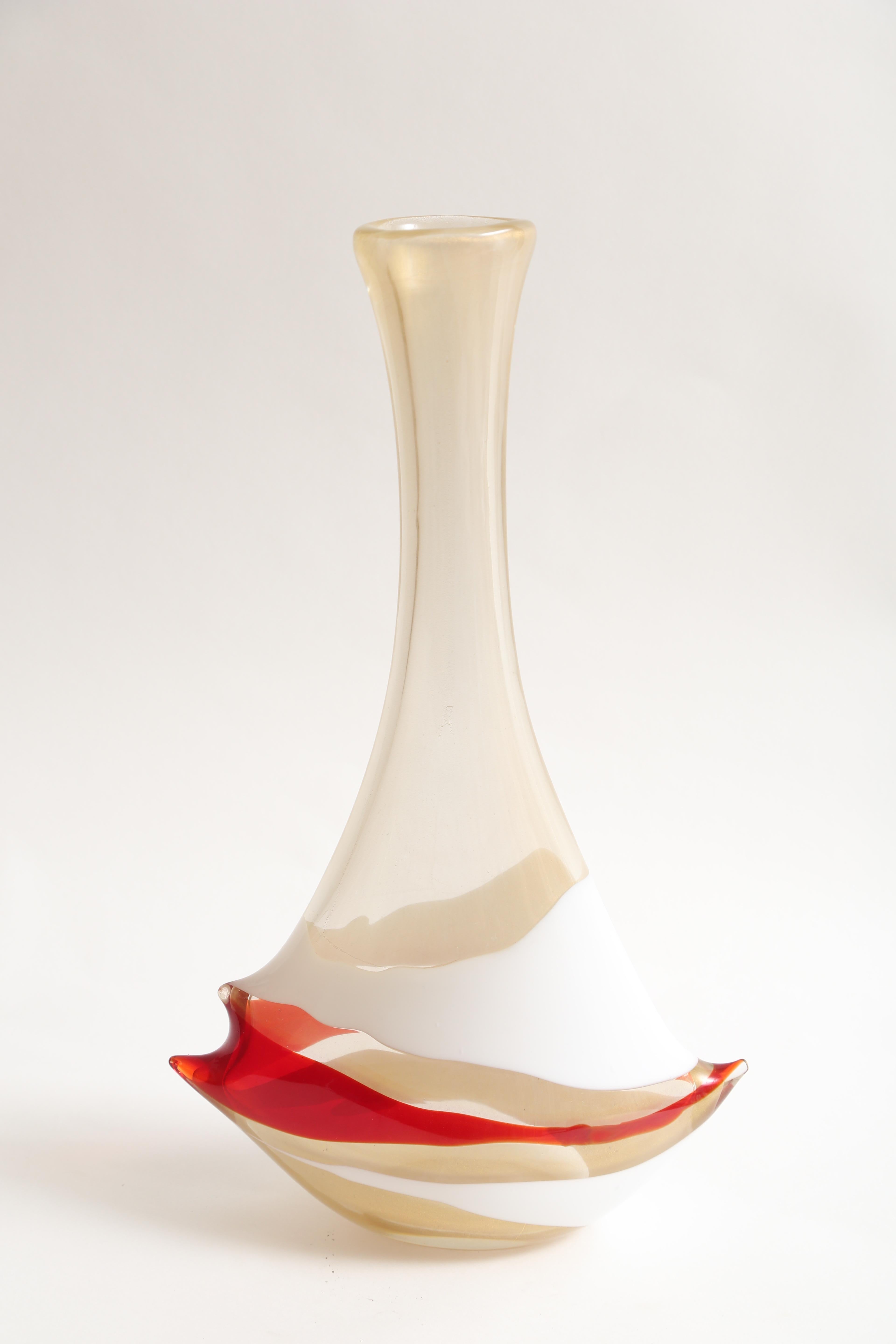A hallmark design created at AVEM in 1955.
The vase combines a color field painterly quality with an organic amorphism.