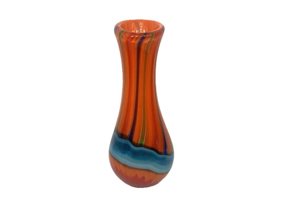 Attribué à Anzolo Fuga (1914-1998), un artiste influent de la verrerie de Murano connu pour son utilisation innovante de la couleur et ses designs dramatiques, souvent asymétriques, incorporant des murrines flottantes et des tiges de verre.
Le vase