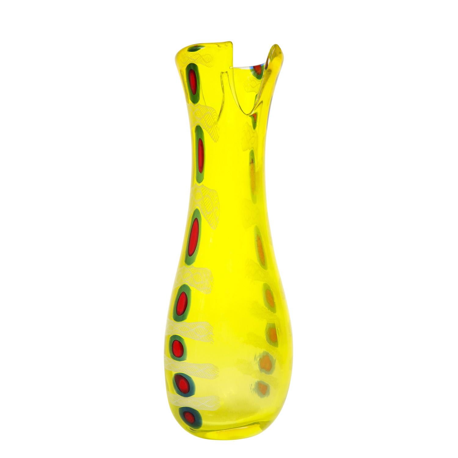Handgeblasene Vase aus der Serie Murrine Incatenate, gelbes Glas mit roten und blauen Murrhinen, von Anzolo Fuga für AVEM, Murano Italien, um 1959. Diese Murrine Incatanate sind kühne, grafische und einzigartige Kunstwerke eines der bedeutendsten