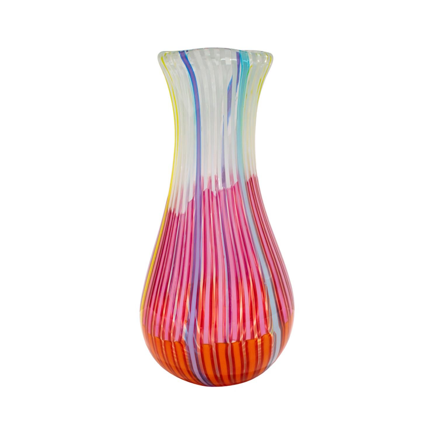 Grande vaso in vetro soffiato a mano con sezioni arancioni, rosa e bianche con accenti viola, blu e gialli di Anzolo Fuga per Arte Vetraria Muranese (A.V.M.), Murano Italia, 1955-56.  La scala e la maestria di questo vaso sono impressionanti. Anzolo