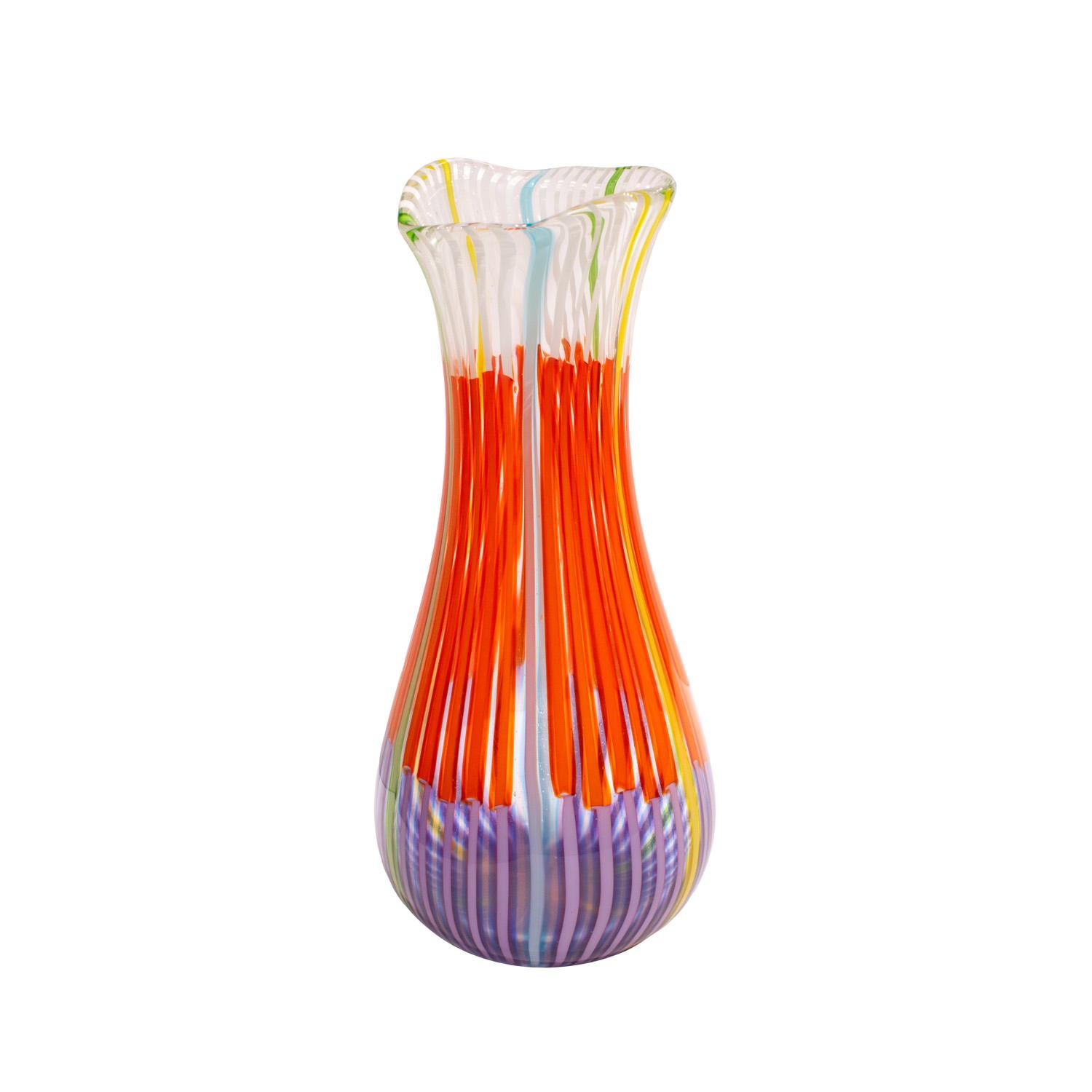 Grande vaso in vetro soffiato a mano con sezioni viola, arancioni e bianche con accenti verdi, blu e gialli di Anzolo Fuga per Arte Vetraria Murano (A.V.E. M.), Murano Italia, 1955-56. La scala e la maestria di questo vaso sono impressionanti.