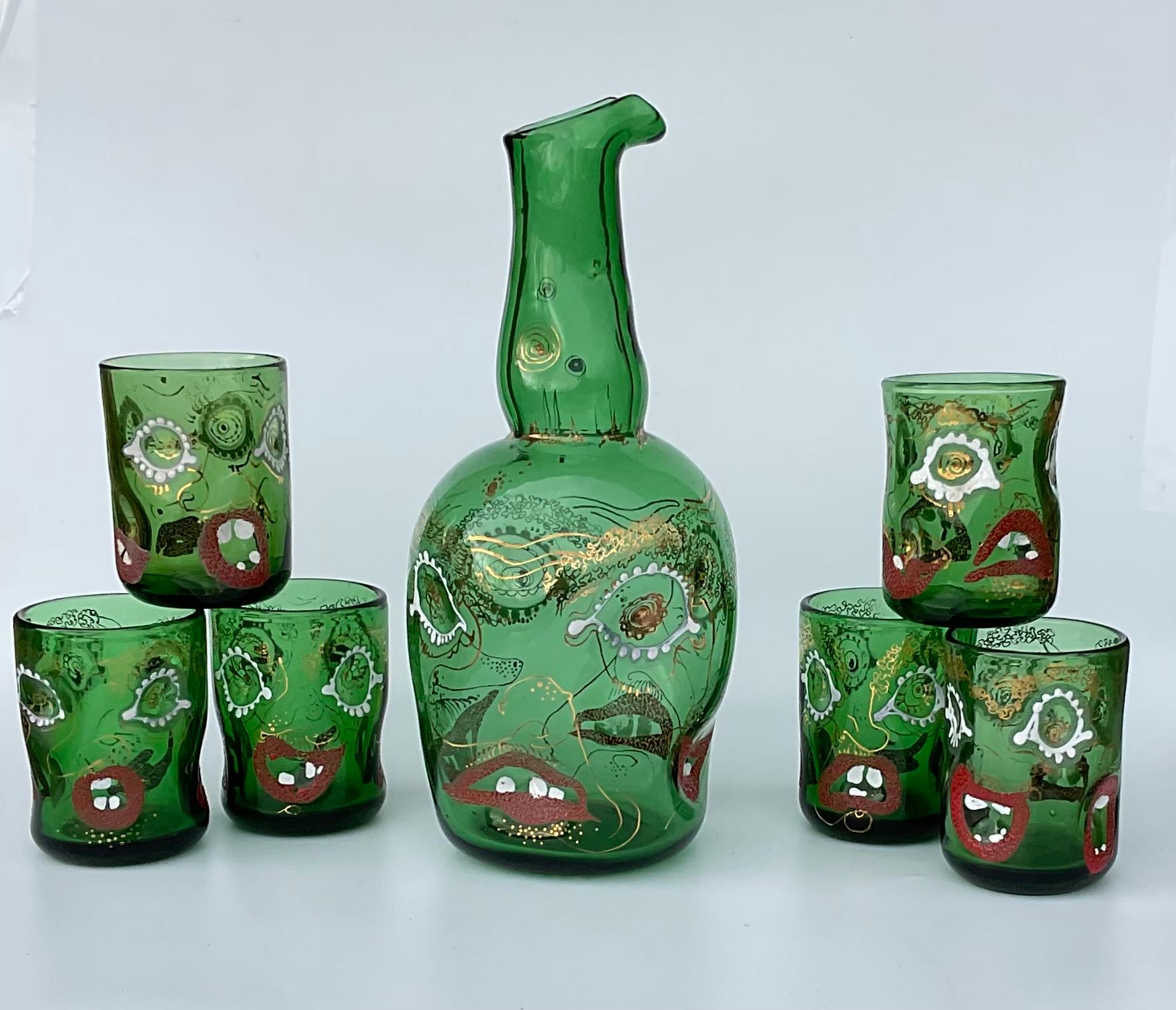 Rare pichet en verre d'art italien vert soufflé à la bouche de Murano avec 6 verres assortis en émail et dorure 