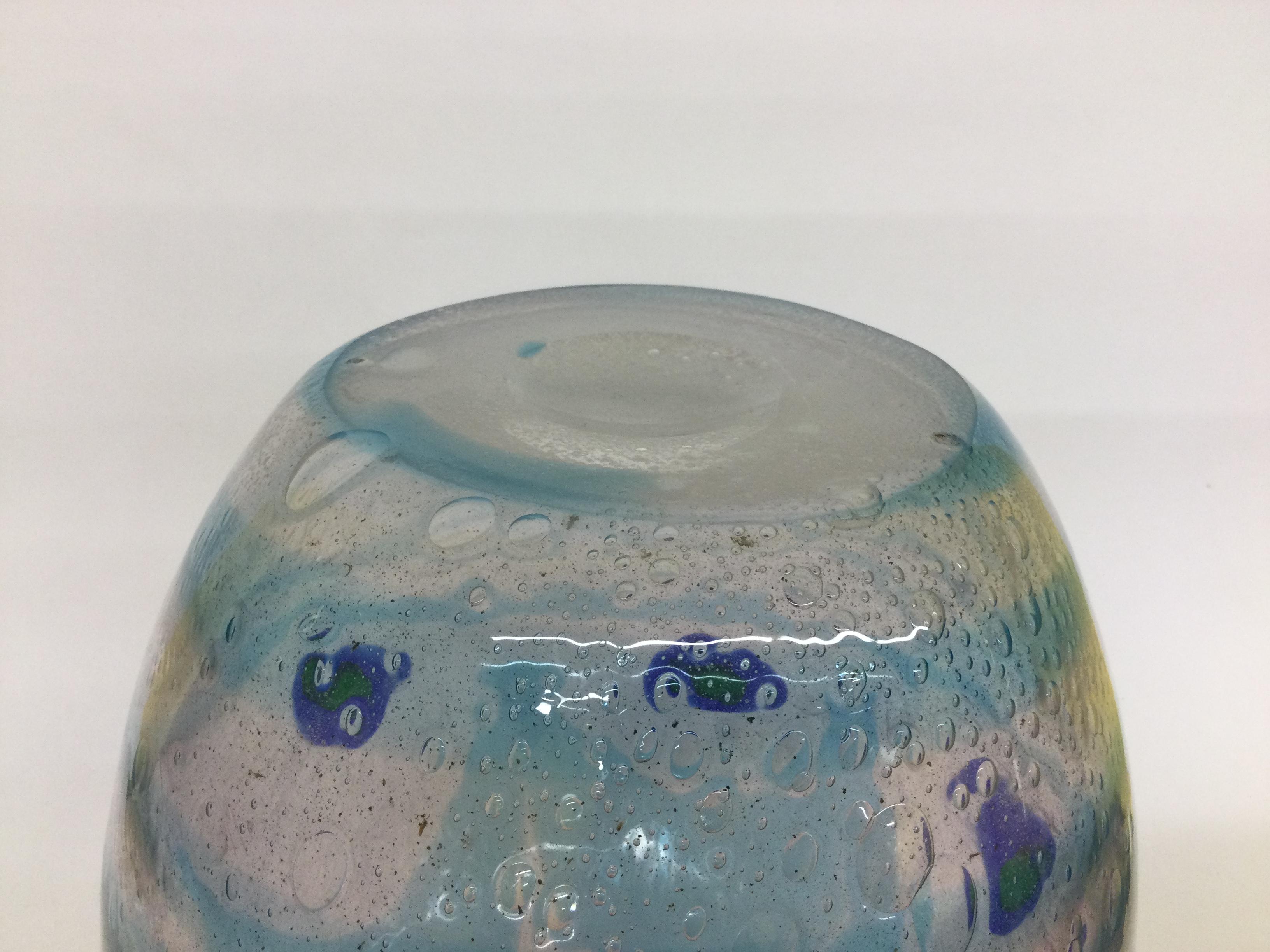 Incredibile vaso Pavone disegnato da Anzolo Fuga per AVeM tra il 1957 e il 1960. Vaso molto finemente dettagliato con fasce di colore con grandi decorazioni a murrine. Nota le incredibili bolle nel vetro che ne esaltano il design. Questa decorazione